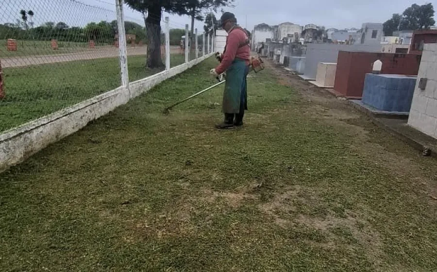 Manteniendo en condiciones un lugar de memoria y respeto