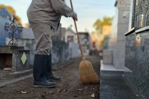 Mantenimiento permanente en el Cementerio local